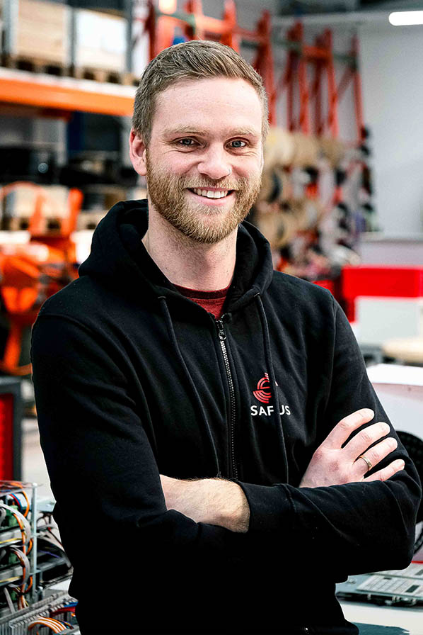 SAFUS_Ausbildung_Elektroniker_Betriebstechnik_598x896px Porträt eines Elektrikers bei Safus