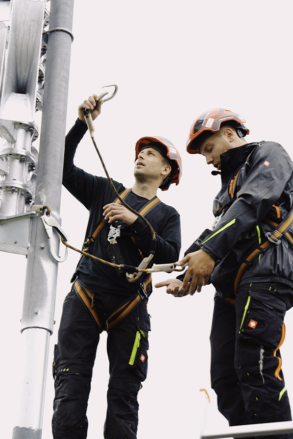 Safus Warnsysteme schlüsselfertig menschen bei der Montage