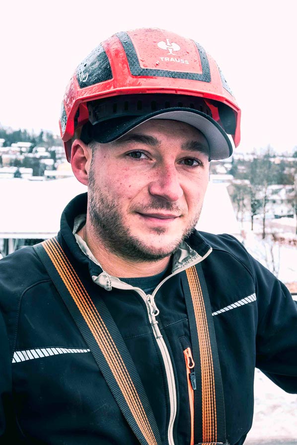 Safus_Karriere_Jobs_Montageleitung_©MartinGiermann Montageleiter auf einem Kran der freundlich in die Kamera schaut