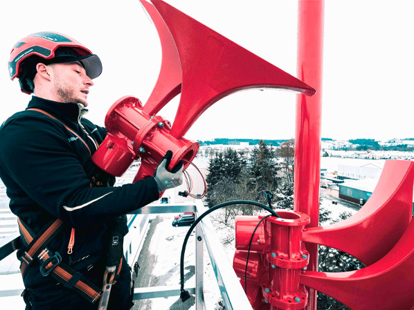 Sirenenmonteuer bei der Installation