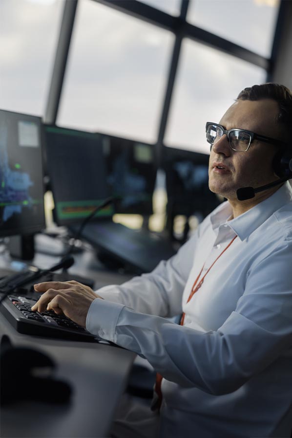 Safus Sirenenmanagementsoftware Mann in der Leitstelle